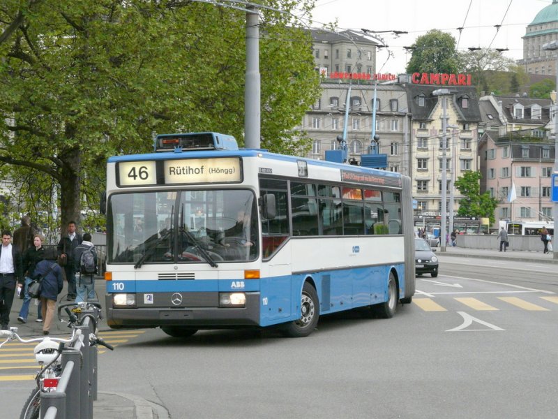 VBZ - Mercedes O 405 GTZ Trolleybus  Nr.110 unterwegs auf der Linie 46 in der Stadt Zrich am 06.05.2009