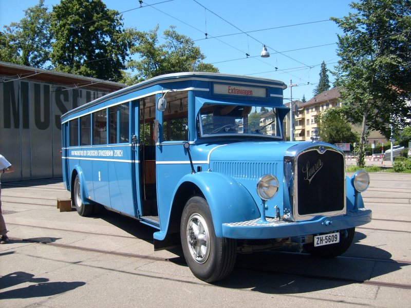 VBZ - Saurer-Autobus 9 (1930) als  Tramersatz  fr die durch eine Baustelle ausgefallene Museumslinie 21 am 26.7.2009