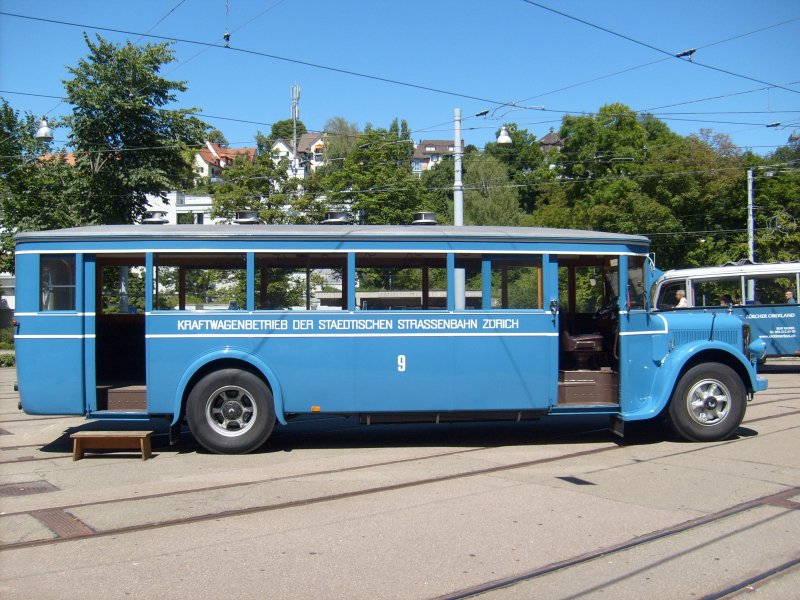 VBZ - Saurer-Autobus 9 wartet am 26.7.2009 vor dem Tram-Museum Burgwies auf die Rckfahrt zum HB.