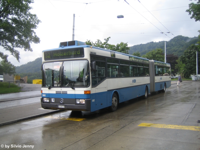 Vielleicht wegen Trolleybusmangel war am 23.6.09 der Mercedes O405G Nr. 592 auf der Linie 32 im Einsatz. Hier wartet er bei der Haltestelle Strassenverkehrsamt die Wendezeit ab.