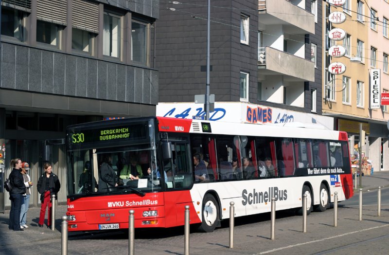 VKU Wagen 04-64 MAN 3-achser als Linie S 30 ab Dortmund Reinoldikirche. Aufgenommen bereits im Mrz 2005. Mittlerweile fhrt er mit Jonas Werbung.
