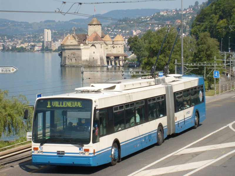 VMCV  -  Van Hool Gelenktrolleybus 12 zwischen Schloss Chillon und Villeneuve, bei der Haltestelle Grandchamp am 18.8.2009