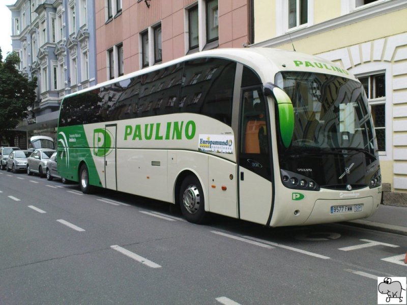 Volvo / Sunsundegui B12B des spanischen Busunternehmens  Paulino . Der Bus war am 17. Mai 2008 in einer Seitenstrae in Innsbruck / sterreich abgestellt.