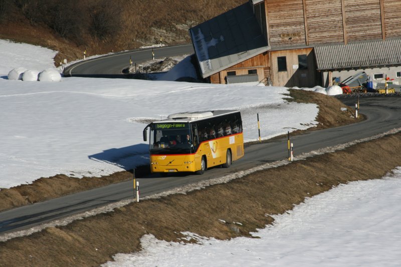 Volvo 8700/B12B/5210 von PU Fontana&Co., Ilanz, unterwegs zwischen Laax und Falera. 
