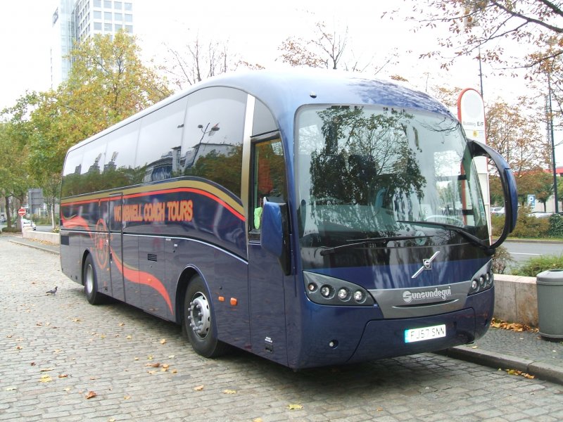 Volvo B12B aus GB,Womwell Coach Tours,im Dortmunder Hbf/Bbf.