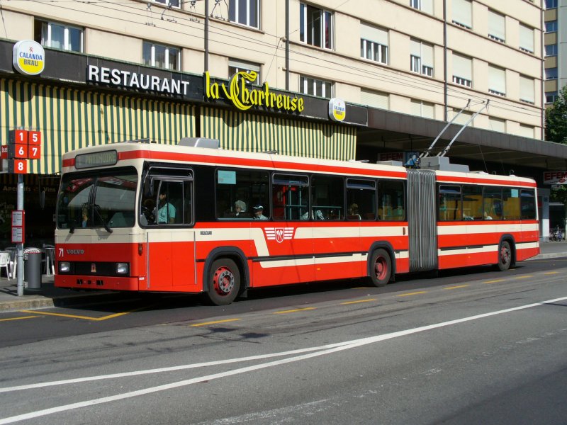 Volvo Gelenk Trolleybus B10M der VB Biel.. Bus Nr 71 Eingeteilt auf der Linie 1 bei der Haltestelle  Bahnhof  .. Foto vom 13.09.2006