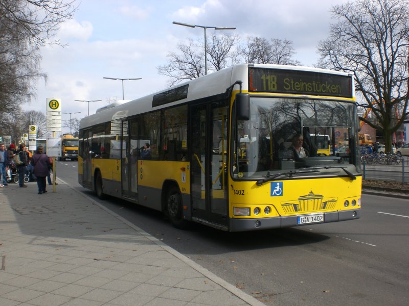 Volvo V7000 auf der Linie 118 nach Steinstcken am S-Bahnhof Wannsee.