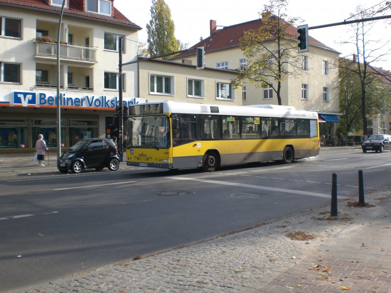 Volvo V7000 auf der Linie 283 nach S+U Bahnhof Rathaus Steglitz am S-Bahnhof Lankwitz.