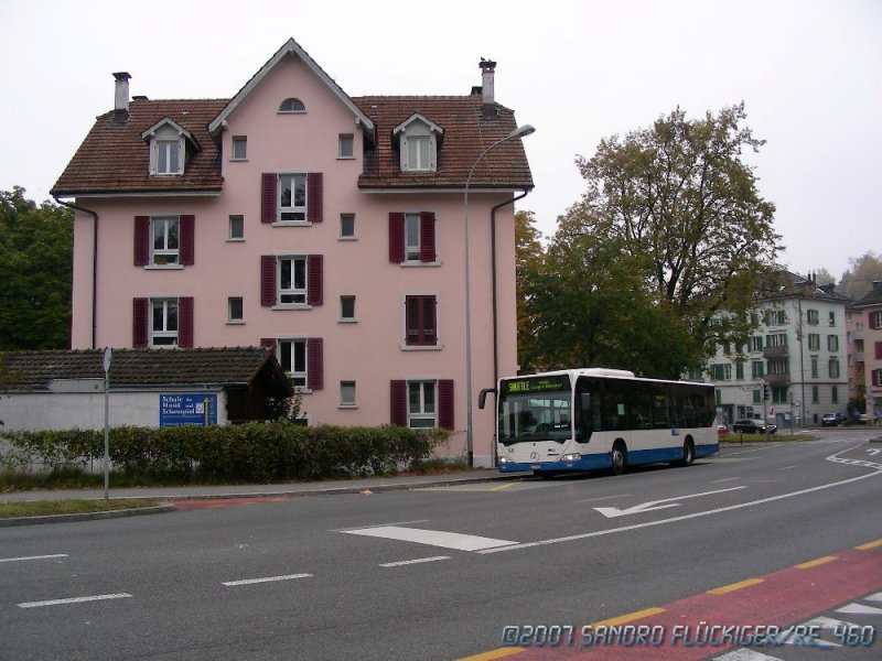 Whrend des Marathons war der Bereich Bahnhof-Luzernerhof-Halde komplett gesperrt. So wurde fr die Strecke Bahnhof-Luzernerhof ein Shuttle via Kreuzstutz-Schlossberg eingerichtet. Hier der MB Citaro Nr. 64 am Schlossberg.
