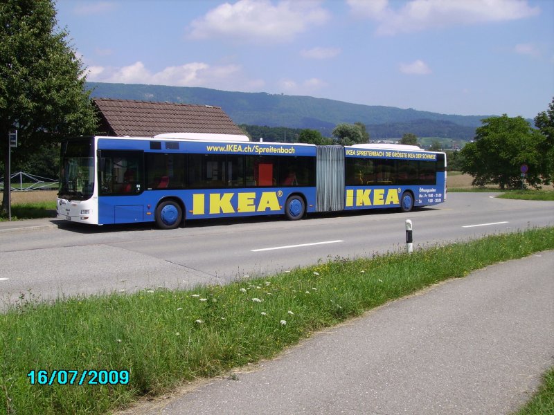 Wagen 163 mit IKEA Vollwerbung an der Haltestelle Bettlen in Wrenlos.