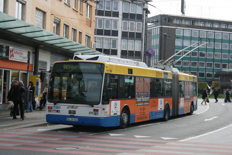 Wagen 261 (SG SW 361) mit der Linie 681 zum Solinger HBF aufgenommen am ZOB Solingen Stadtmitte.
Werbung: Landbckerei
24.10.2009
