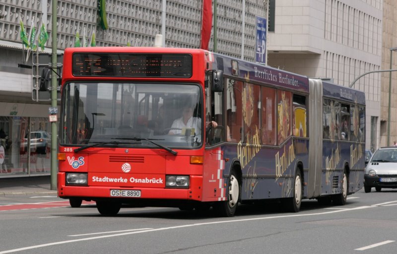 Wagen 285 ( OS E 8890) macht Werbung fr Herforder Pils.
Hier mit Linie 473 in Osnabrck Stadtmitte.
27.6.2009