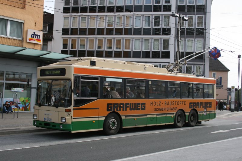 Wagen 37 macht Werbung fr Grafweg Holz-Baustoffe.
Aufgenommen am ZOB Solingen Stadtmitte.
24.10.2009