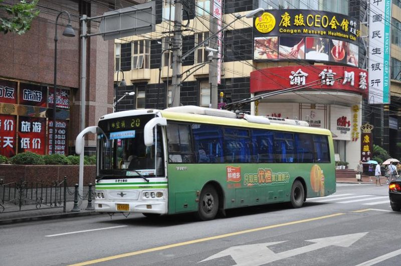 Werbe-Trolleybus der Linie 20 am 28. Juli 2009 in Shanghai.