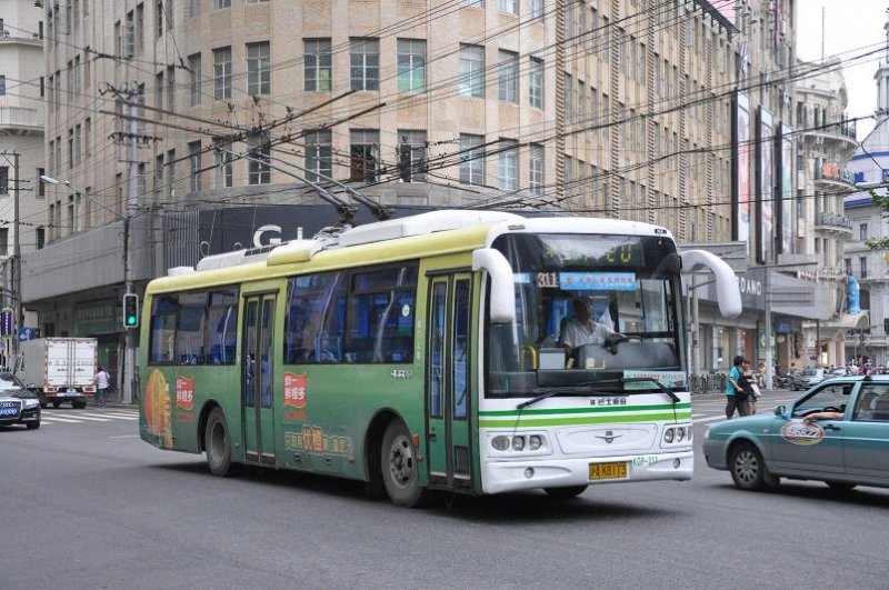 Werbe-Trolleybus der Linie 20 am 28. Juli 2009 in Shanghai.