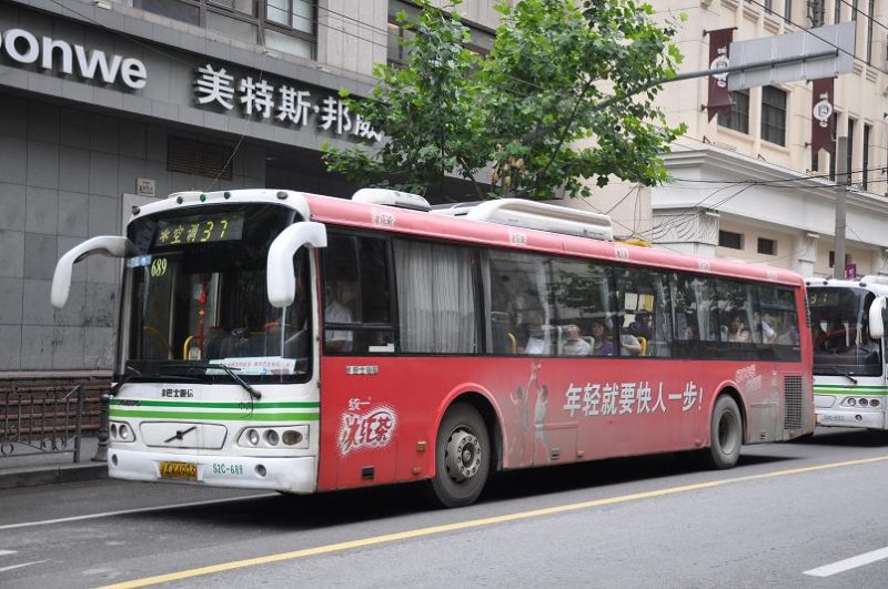 Werbebus der Linie 37 am 28. Juli 2009 in Shanghai.