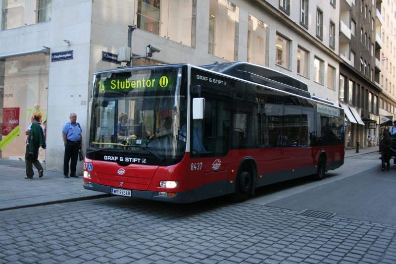 Wiener Linien Nr. 8437 (W1226LO, MAN/Grf&Stift) am 19.7.2008 am Stephansplatz in Wien. 