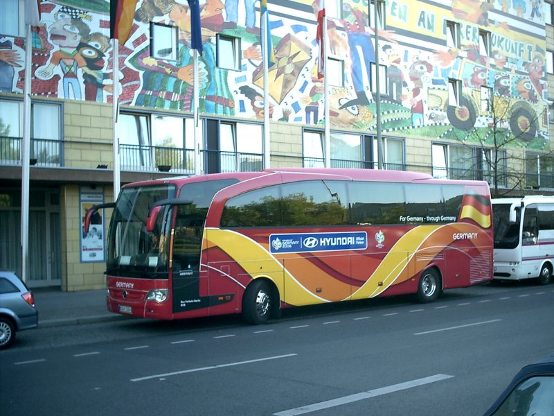 WM-Bus Germany  aufgenommen 2007 in Berlin vor einem Hotel

S.H.
