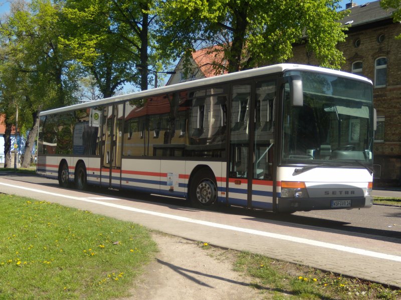 WSF-VV14, ein Setra S319NF, steht am 21.04.2009 auf dem Weienfelser Busbahnhof abgestellt zu einer kurzen Pause.