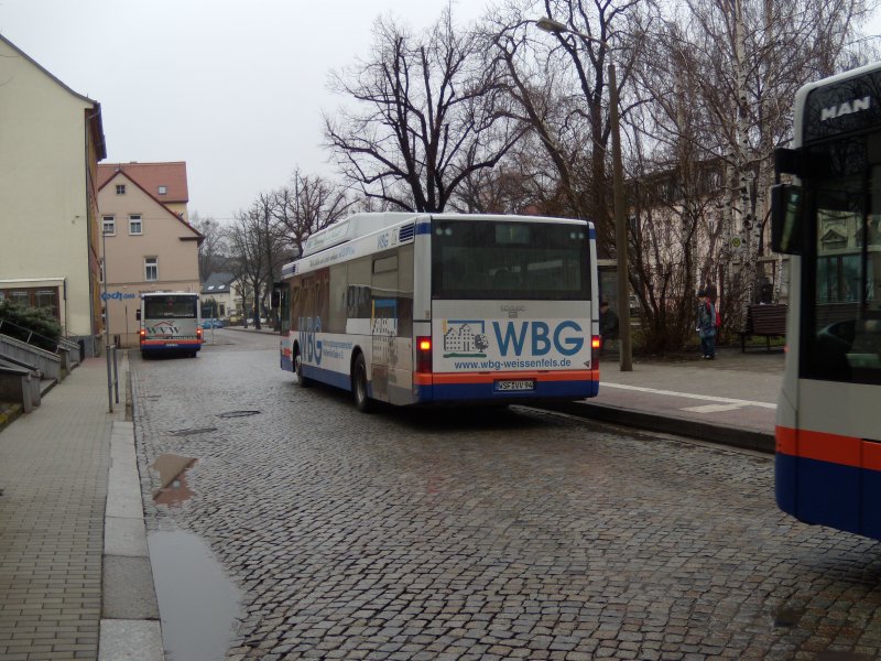 WSF-VV94 kommt heute, am 06.03.2009, von der Linie 1 aus Richtung  Heuweg Park - Markwerbener Strae  auf dem Busbahnhof in Weienfels an.
