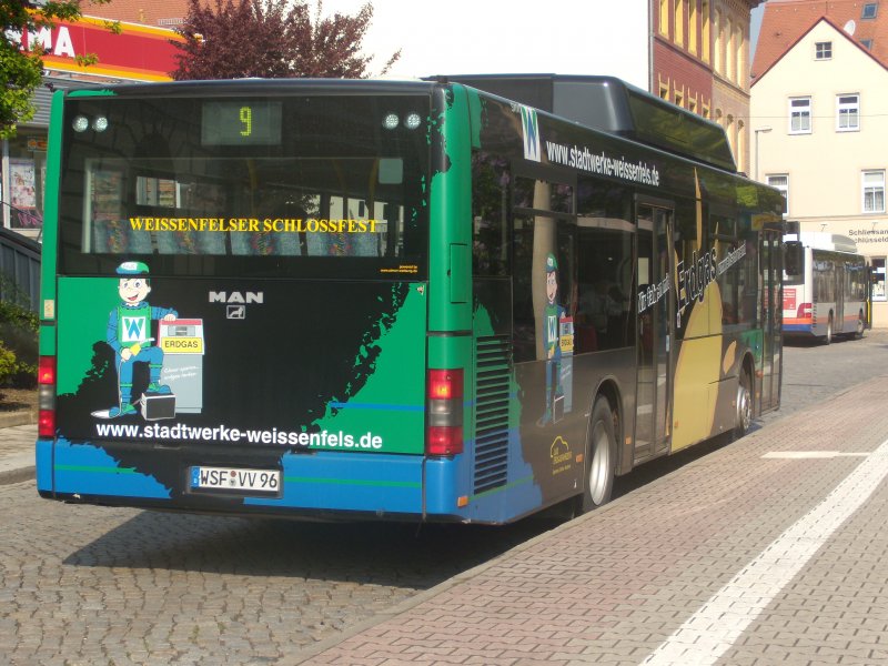 WSF-VV96 kommt am 24.04.2009 aus Richtung Langendorf - Sdring als Linie 9 auf dem Busbahnhof in Weienfels an.
