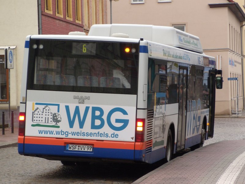 WSF-VV97, ein MAN NL313CNG, kommt am 06.03.2009 aus Weienfels-West mit Linie 6 an und wird nach ca. 5 bis 10 Minuten den Busbahnhof in Weienfels wieder Richtung Weienfels-West verlassen, allerdings auf Linie 5.