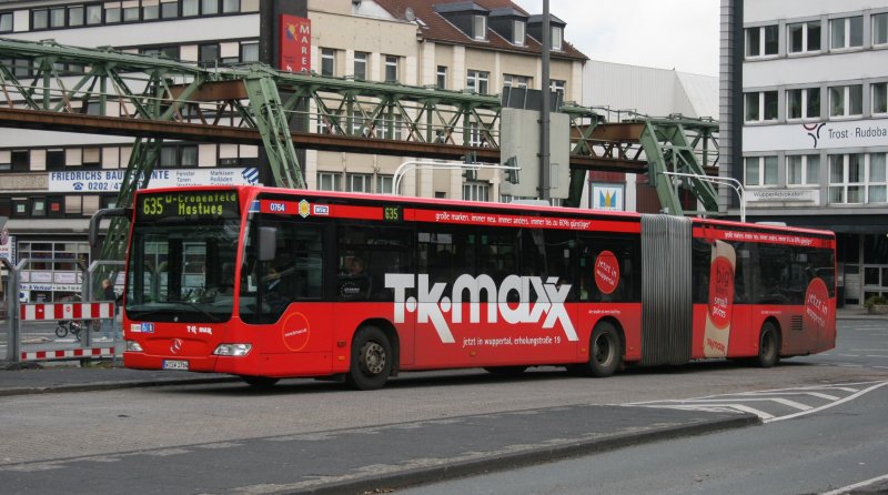 WSW 0764 mit Werbung fr TK maxx am HBF Wuppertal.
