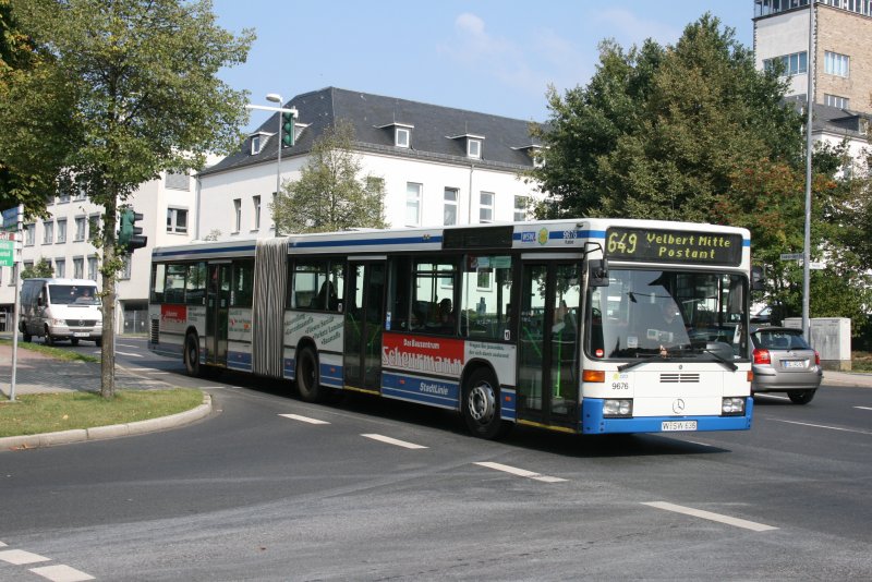 WSW 9676 auf der Linie 649 an der Haltestelle Velbert Postramt.
Der Wagen trgt Werbung frs Baucentrum Scheuermann.
19.9.2009