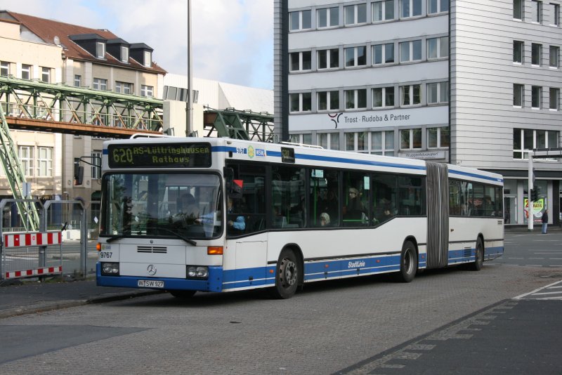 WSW 9767 mit der Linie 620 nach RS Lttringhausen am HBF Wuppertal.
18.10.2009