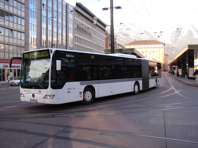 Wunderschn wie sich der Mercedes-Benz Citaro Facelift in Innsbruck bewegt. Aufgenommen am 05.12.2007