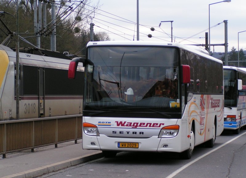 (WV 2029) Setra S415UL vom Busunternehmen Wagener aus Mertzig fotografiert beim Bahnhof in Ettelbrck am 15.12.07.