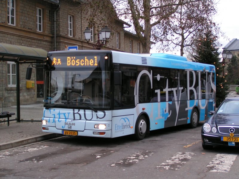 (WV 2035) Bus der Marke MAN, als City Bus der Stadt Ettelbrck im Einsatz. Aufgenommen beim Bahnhof am 15.12.07. 