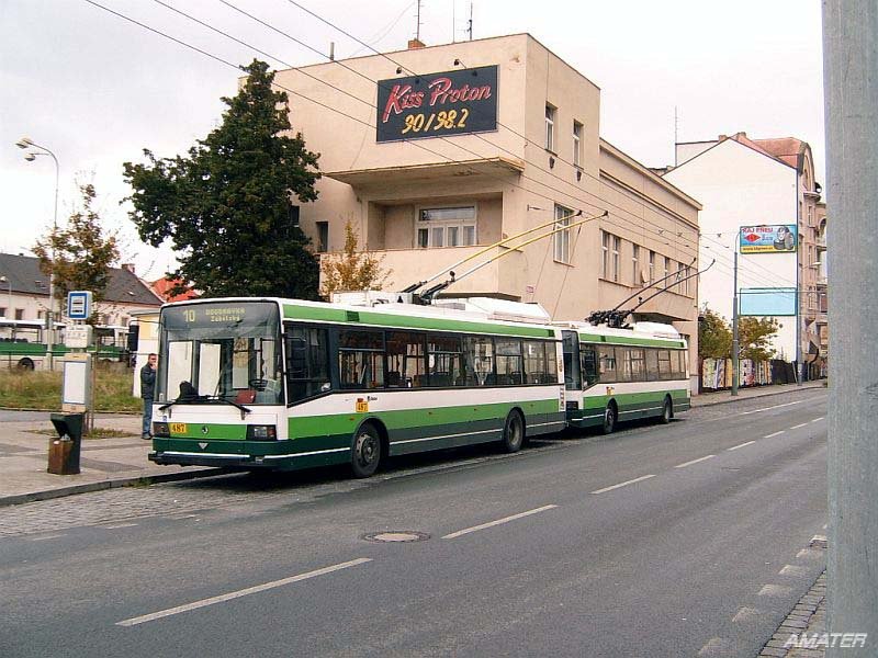 Zwei Serien der Pilsener Skoda 21Tr ACI Trolleybusse - vorne Nr. 484 aus der zweiten Serie, hinten Nr. 479, der erste Fahrzeug der ersten Serie. Endstelle CAN, Husova, 16. 10. 2004
