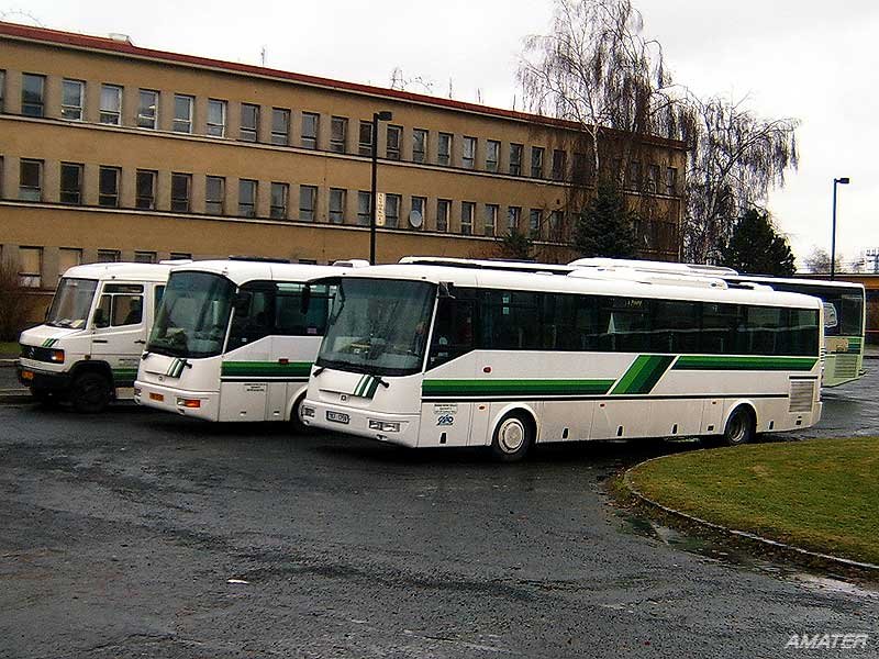 Zwei SOR-berlandbusse C10,5 KVM 59-80 und 1K7 1759 mit MB Vario KVL 15-04, in Hintergrund Karosa Ares 15M 1K2 2779. Busbahnhof Cheb (Eger), 3. 12. 2007