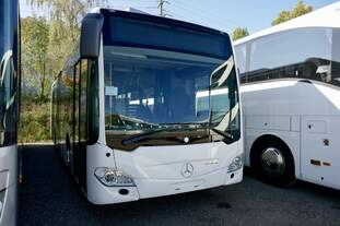 Ein neuer Weisser MB C2 K mit PostAuto Inneneinrichtumg am 13.10.18 bei Evobus in Kloten parkiert.