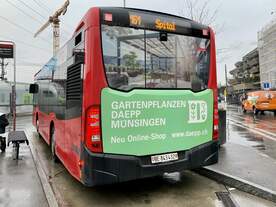 Heckansicht des Bernmobil MB C2 K 432 am 5.3.20 beim Bahnhof Münsingen.