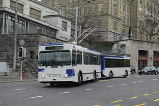 Trolleybus NAW/Laubre 779 Tractant une remorque Hess/Lanz-Marti 921 Assurant un 7   Ici sur la Rue Dr César-Roux    Prise le 5 février 2021    Trolleybus NAW / Laubre 779 Anhänger