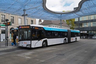 Solaris Bus, auf der Linie 4, wartet am 06.10.2025 an der Haltestelle beim Bahnhof Aarau.