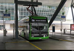 VBG - Mercedes e Citaro Nr.24 in der Haltestelle im Flughafenareal am 12.10.2025