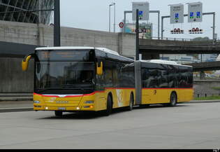 Postauto - MAN Lion`s City  ZH  433377 bei der zufahrt zu den Haltestellen im Flughafenareal am 12.10.2025