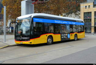 Postauto - Mercedes e Citaro BE 610537 unterwegs auf der Linie 105 vor dem Bhf.