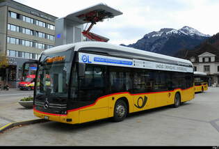 Postauto - Mercedes e Citaro BE 610539 beim Nachladen mit Strom vor dem Bhf.