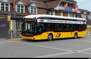 Postauto - Mercedes e Citaro BE 610541 unterwegs auf der Linie 103 vor dem Bhf.
