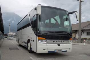 Ein Setra S 400er Serie ist in Innsbruck am Frachtenbahnhof abgestellt.