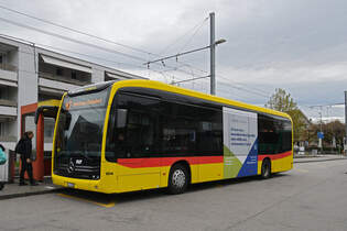 Mercedes eCitaro 1014, auf der Linie 47, wartet am 01.11.2025 an der Haltestelle in Bottmingen.