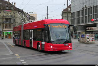 Bern Mobil - Hess Trolleybus Nr.32 unterwegs auf der Linie 12 kurz vor den Haltestellen vor dem SBB Bahnhof in Bern am 14.11.2025