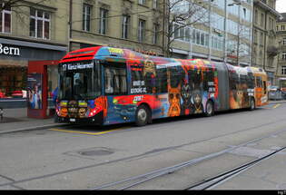 Bern Mobil - Volvo 7900 Hybrid Nr.238  BE  881238 mit Werbung unterwegs auf der Linie 17 bei den Haltestellen vor dem SBB Bahnhof in Bern am 14.11.2025