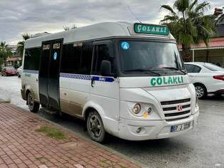 Ein Karsan J10 als Dolmus am 27.11.25 in Side, Trkei.