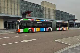 Mercedes Benz Citaro, vom VDL, ldt seinen Akku an einer Ladesule nahe dem Stadion in Gasperich, in der Stadt Luxemburg.