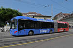 Volvo Hybridbus 889 mit der Atupri Visana Werbung, auf der Linie 19, fhrt am 11.06.2025 zur Kirchenfeldbrcke.